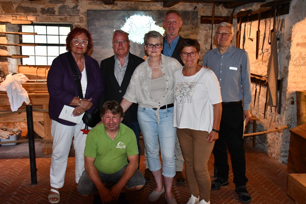 Bildunterschrift: Neue Ausstellung in der Bohrmühle Büren. V.L.n.R. Marianne Borghoff (Stellv. Bürgermeisterin Stadt Büren), Andreas Neumann (Mühlenteam), Hans-Josef Dören (Vorsitzender Heimatverein), Bettina Bolz-Brach (Mühlenteam), Matthias Rickling (Text- und Bildautor), Elke Altebockwinkel (Mühlenteam), Joachim Faulde (Regionalbotschafter NRW-Stiftung).
